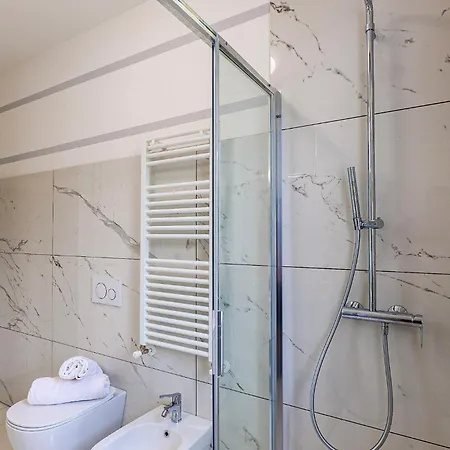 Stella Lario Лезено