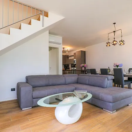 Stella Lario Лезено